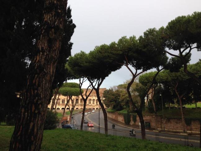 Saída do Fórum Romano a caminho da Bocca della Verità