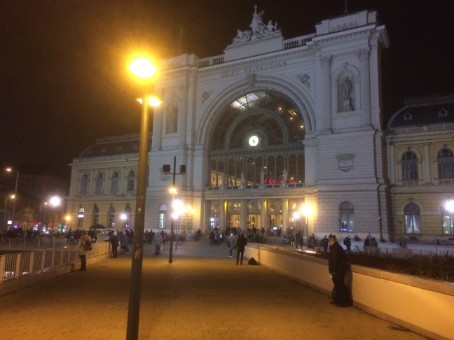 Estação Keleti à noite - Budapeste-Hungria